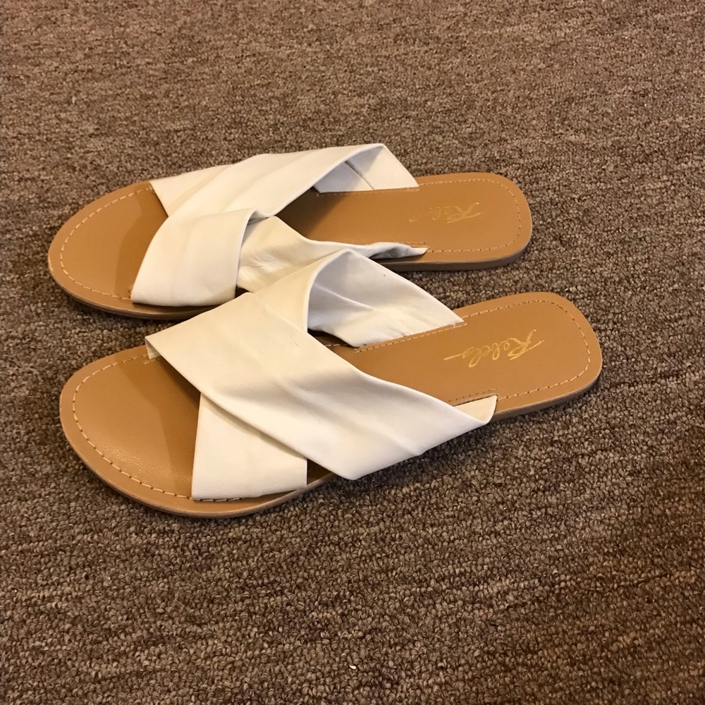 LIKE NEW LULUS WHITE SANDALS